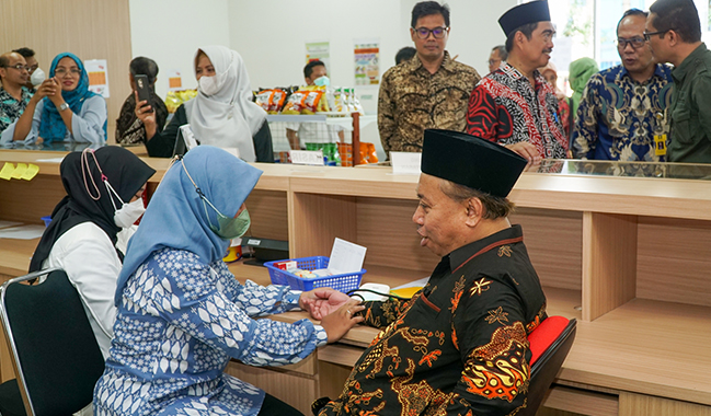 Rektor Unsoed Gunting Pita Tanda Apotek Unsoed Resmi Beroperasi