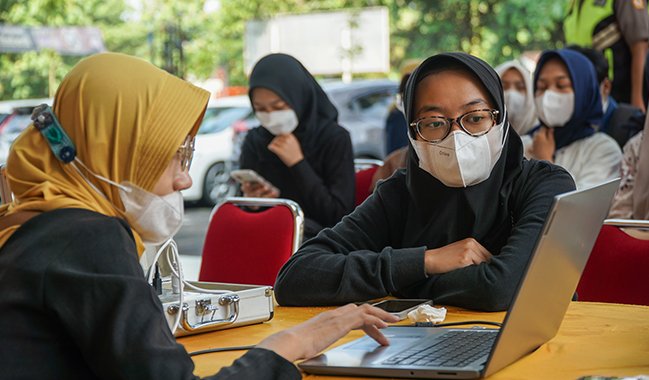 Rektor Unsoed Gunting Pita Tanda Apotek Unsoed Resmi Beroperasi