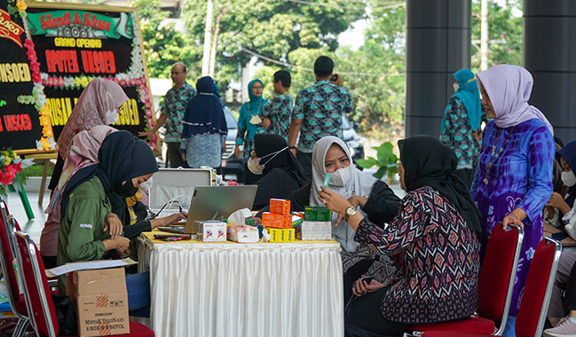 Rektor Unsoed Gunting Pita Tanda Apotek Unsoed Resmi Beroperasi