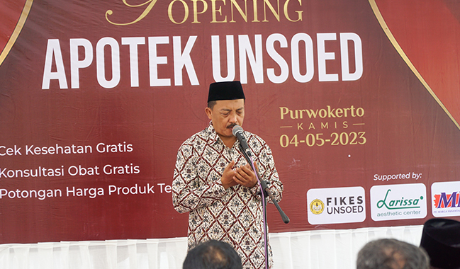 Rektor Unsoed Gunting Pita Tanda Apotek Unsoed Resmi Beroperasi