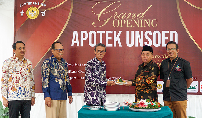 Rektor Unsoed Gunting Pita Tanda Apotek Unsoed Resmi Beroperasi