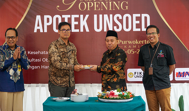 Rektor Unsoed Gunting Pita Tanda Apotek Unsoed Resmi Beroperasi