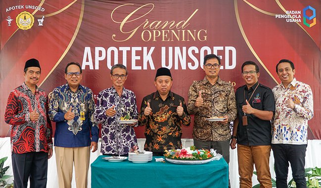 Rektor Unsoed Gunting Pita Tanda Apotek Unsoed Resmi Beroperasi
