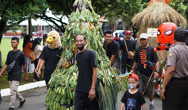 BPU Tampil Kocak dalam Karnaval dan Jalan Sehat Dies Natalis Unsoed ke-59