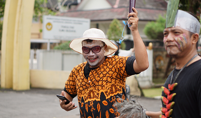 BPU Tampil Kocak dalam Karnaval dan Jalan Sehat Dies Natalis Unsoed ke-59