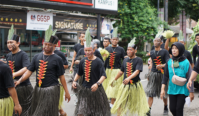 BPU Tampil Kocak dalam Karnaval dan Jalan Sehat Dies Natalis Unsoed ke-59